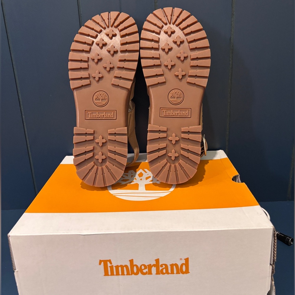 New n’Box Timberland W’s Sz 9.5 Clairemont Way CrsStrap Sandal Med Beige Nubuck - Picture 9 of 9